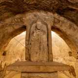 Seppur il busto e la fisionomia ricordino le statue romane, la scultura � di molti secoli pi� tardi, databile tra il XIV e il XVI secolo